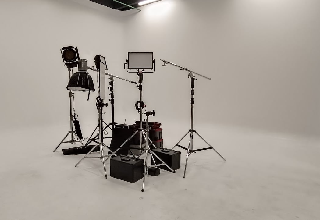 STUDIO PARIS BAGNOLET - LOCATION STUDIO VIDÉO & PHOTO FOND BLANC & NOIR 1